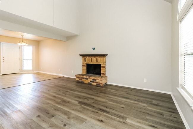 Building Photo - 1217 Greenbriar Ln