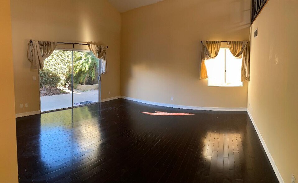 Living room - 1731 Harriman Ln