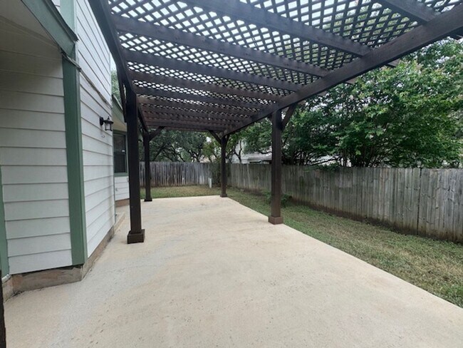 Building Photo - What a Gem! Spacious, Renovated 1-Story Ho...