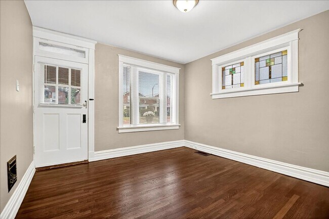 Building Photo - Sh'Cuuute!