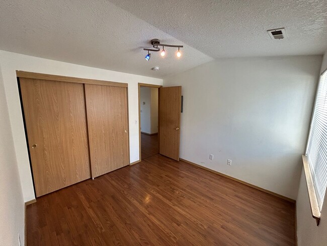 Building Photo - "Move-In Special: December Rent Discount !...