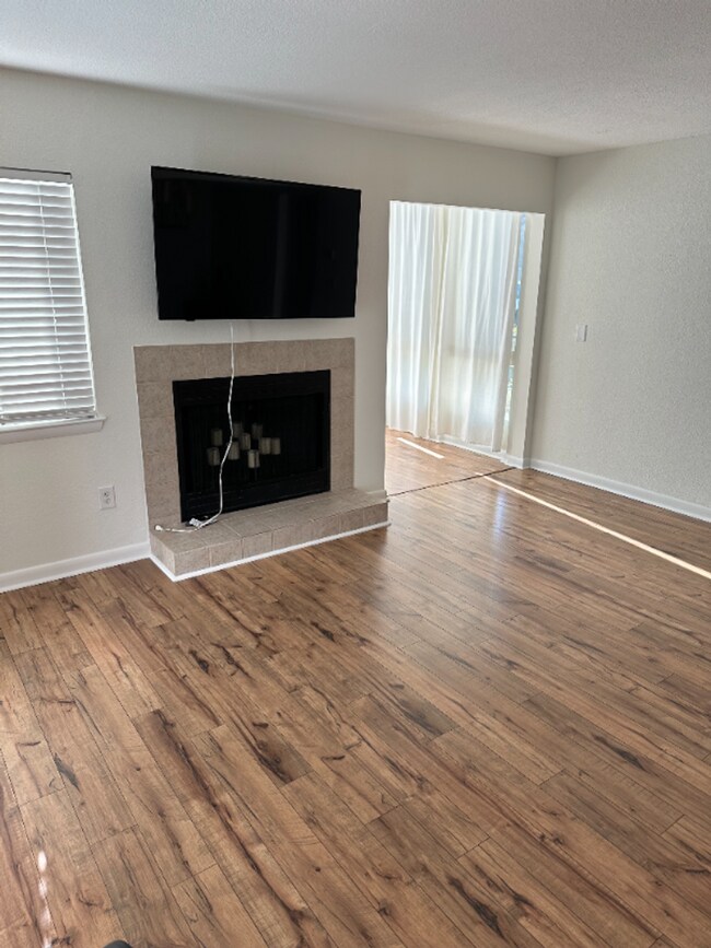 Building Photo - Prime Mt. Pleasant Condo Living!