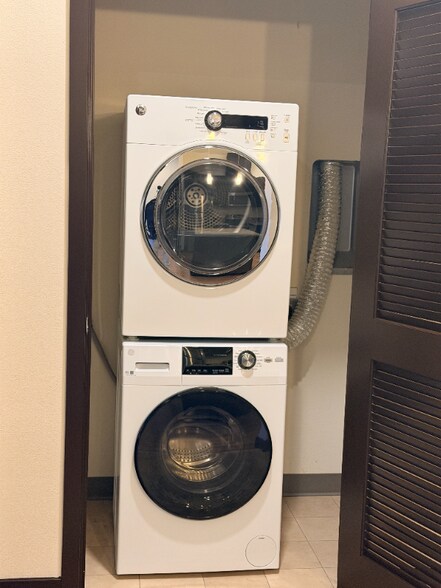 Building Photo - 580 8th Ave NE