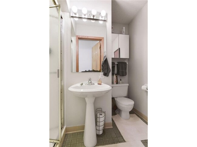 Building Photo - 2858 Kenwood Isles Dr
