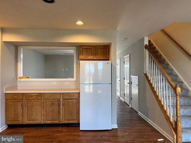 Building Photo - 406 S Spinnaker Ln