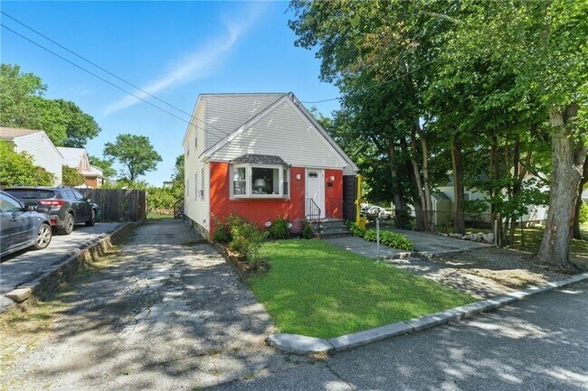 Building Photo - 5 Bradley St