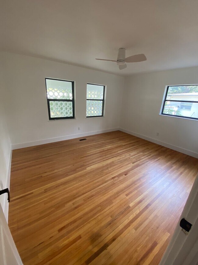 Building Photo - Fully renovated with new appliances, 5 bed...