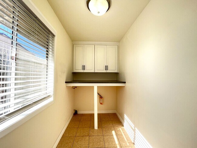 Building Photo - 4 bed, 3 bath in Loma Linda, CA!