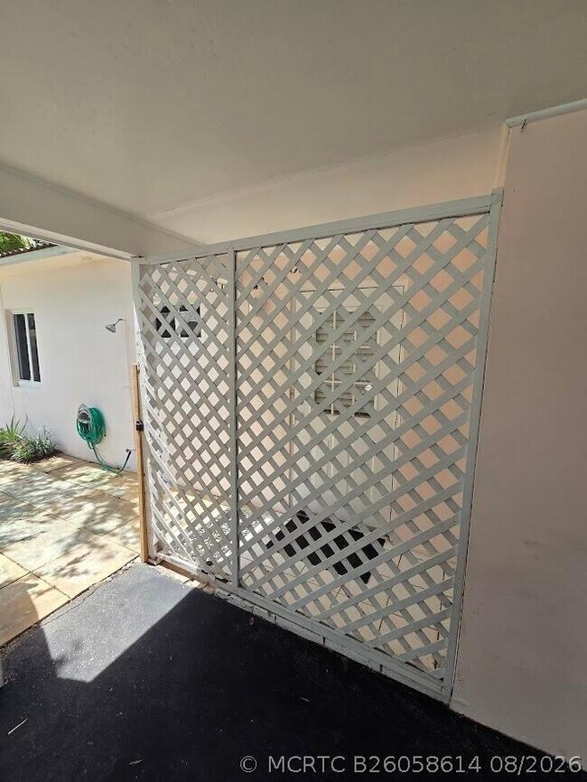 Building Photo - 1152 Bayview Dr