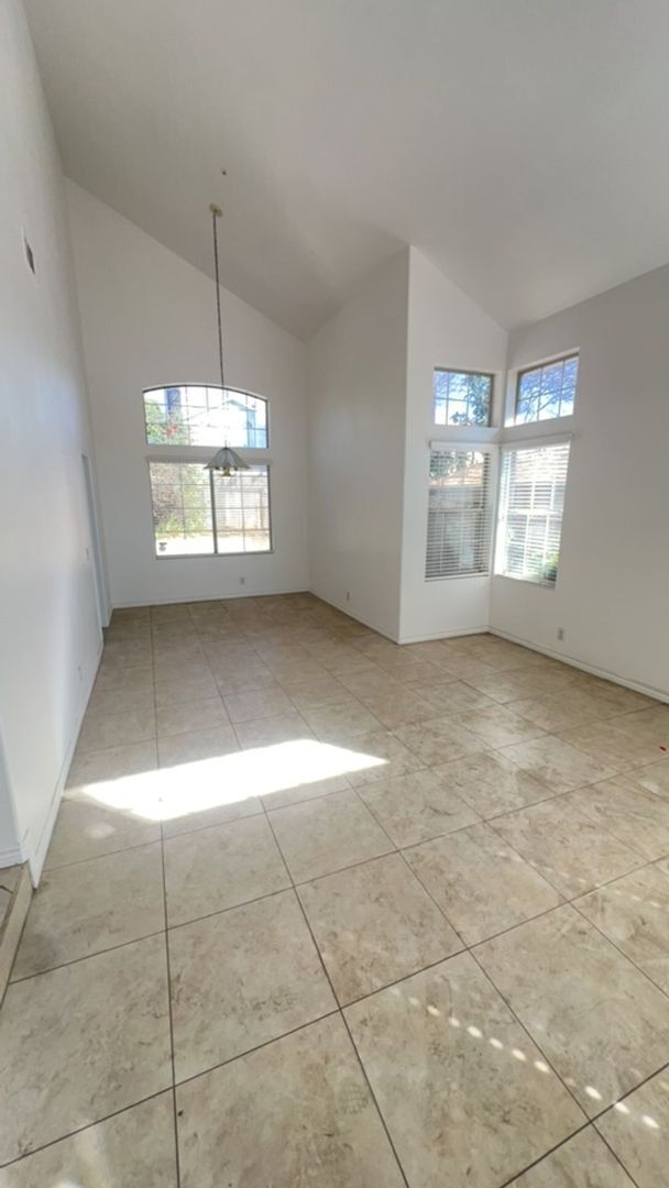 Building Photo - Welcome Home to This Spacious Fontana Rental!!