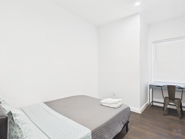 Building Photo - 1010 W 26th St