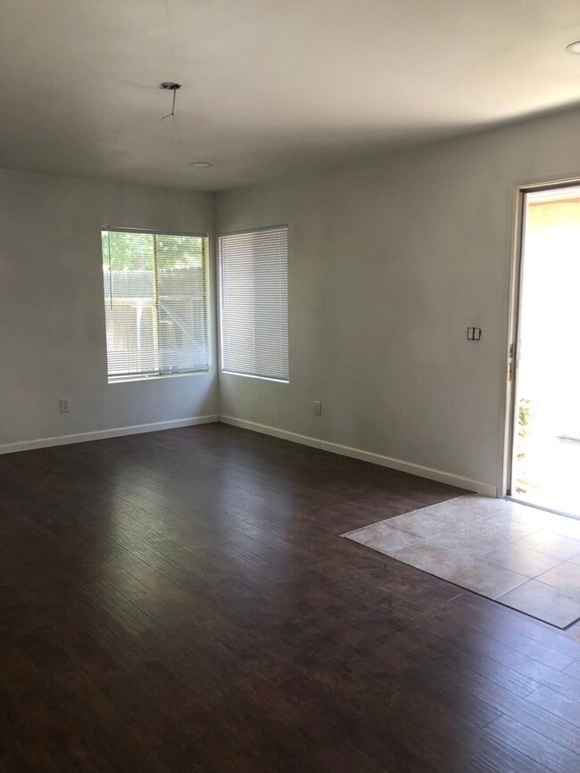 Building Photo - Newly remodeled duplex!