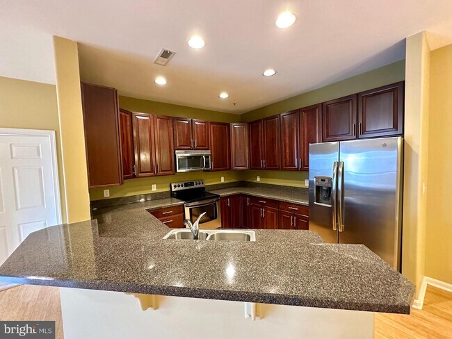 Building Photo - 3902 Fullerton Ct