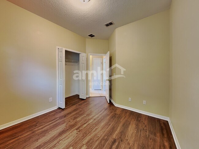 Building Photo - 1619 Lakelet Loop