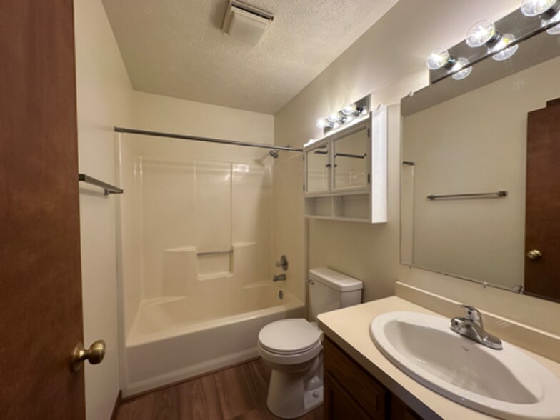 Building Photo - 505 S Apple Rd