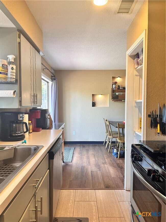 Building Photo - 421 Broadway St