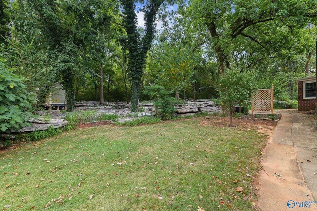 Building Photo - 820 Tannahill Dr SE