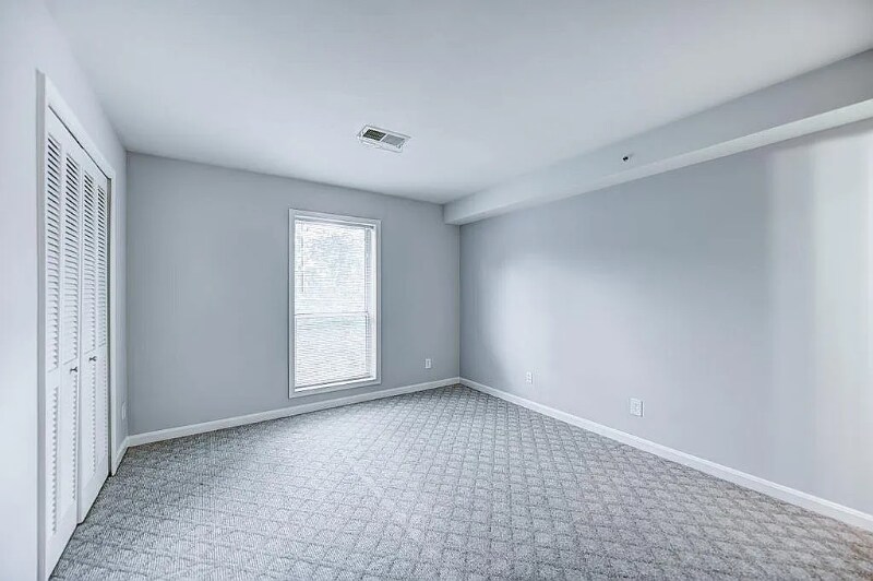 Building Photo - 3176 Summit Square Dr