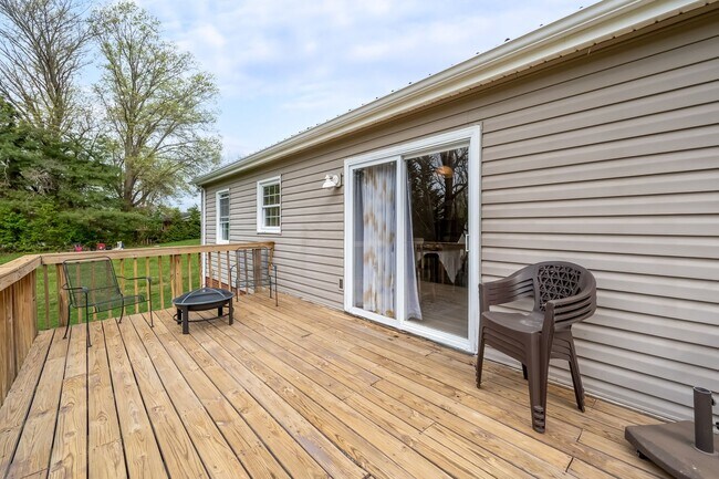 Building Photo - Spacious Ranch Close to Campus