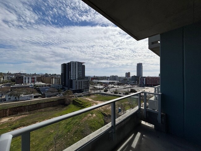 Building Photo - Gorgeous Studio W/ W/D, A/C, Balcony, Rooftop Deck, Gym, Jacuzzi with City views!!