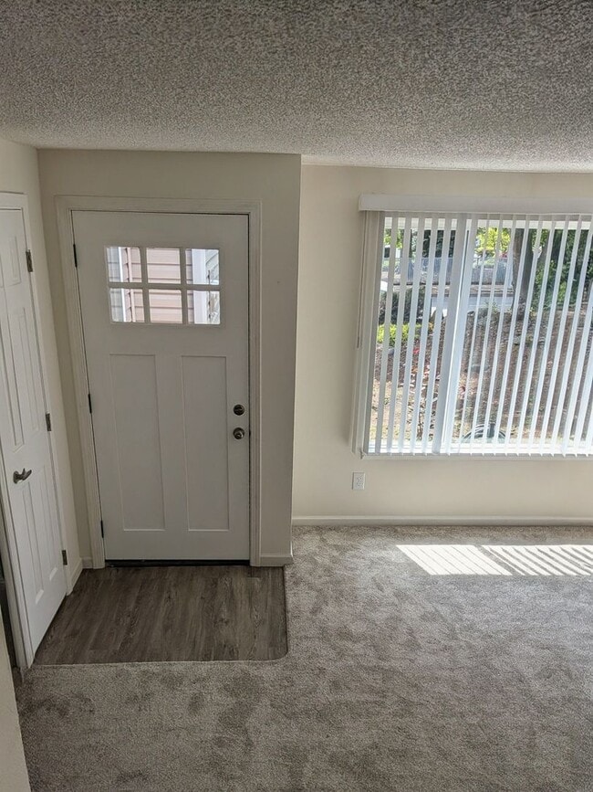 Building Photo - Available Now! 2 bedroom and 1 bath duplex