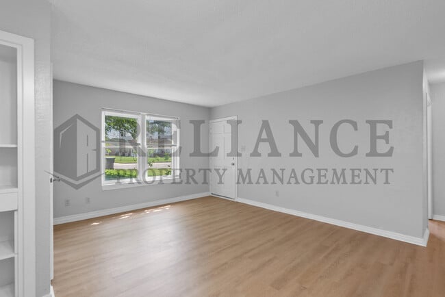 Building Photo - 839 N Oliver St