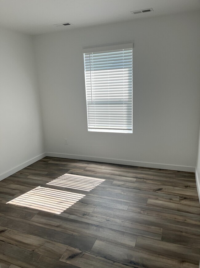 Building Photo - 302 Persian Ave