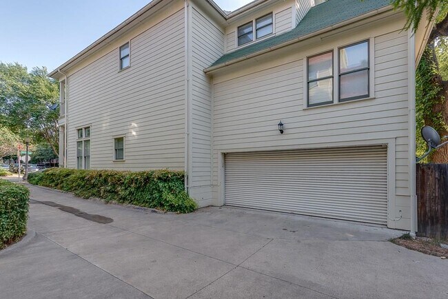 Building Photo - 2624 Thomas Ave