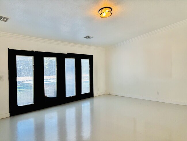 Building Photo - Coachella 4 Bedrooms Stunner