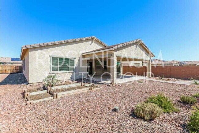 Building Photo - Stunning 4-bedrooms, 3-baths home in the h...