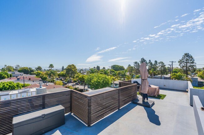 Building Photo - Stunning Custom Home in Del Rey