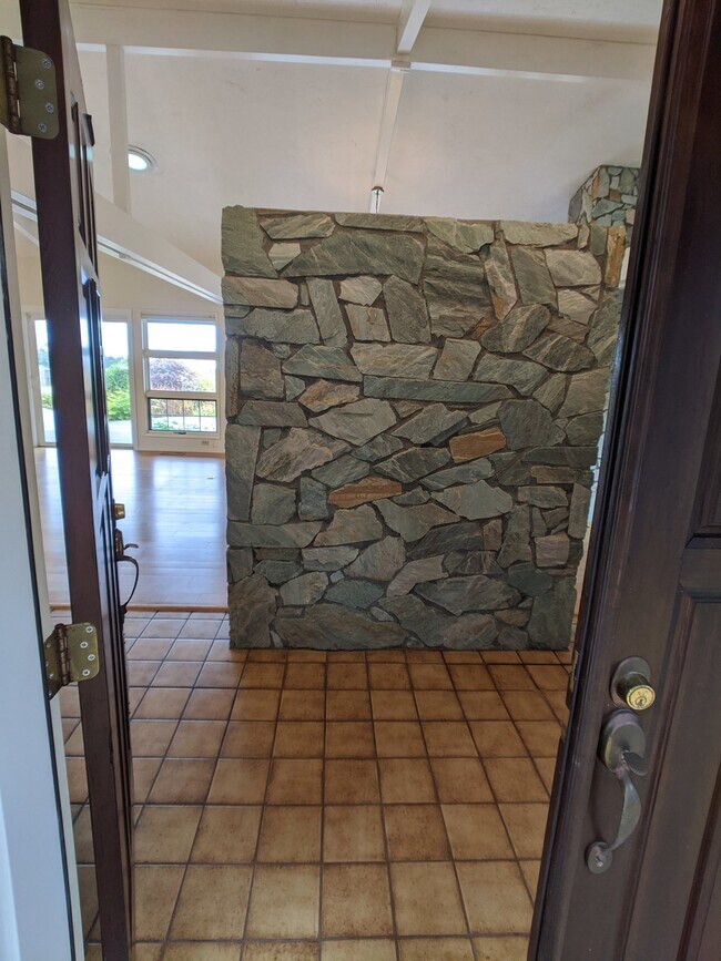 Building Photo - 3 bed 3 bath on 4.8 acres w/ beautiful wat...