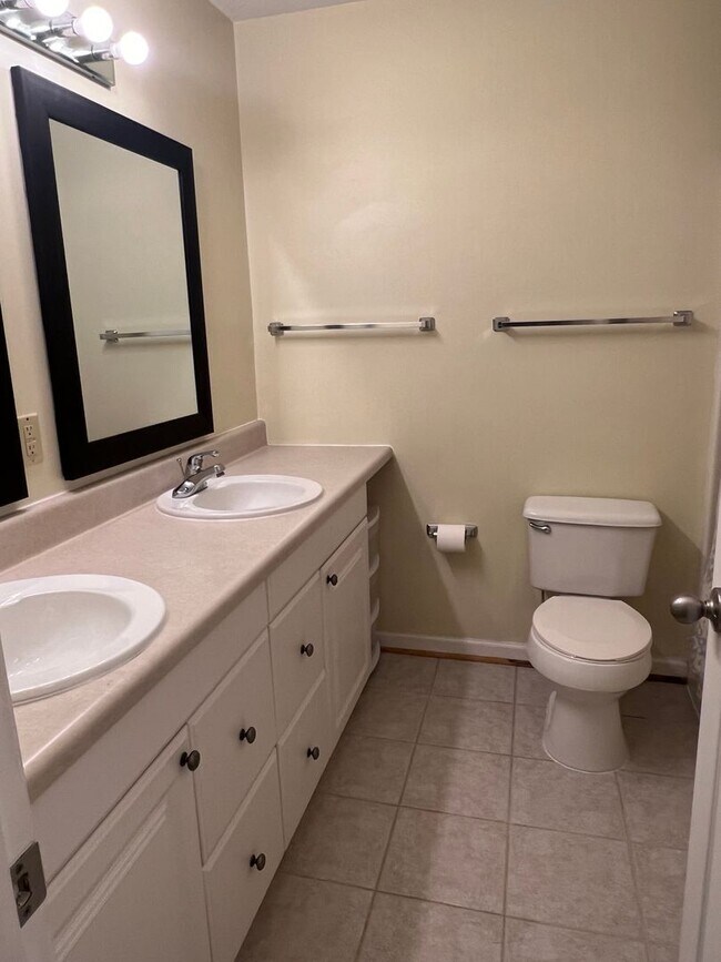 Building Photo - Lovely 3 bedroom/2 bathroom, Convenient Ro...