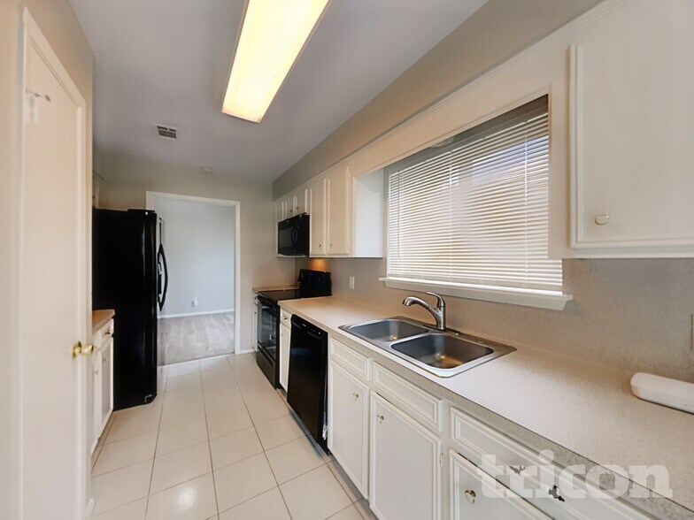 Building Photo - 1110 Poppets Way