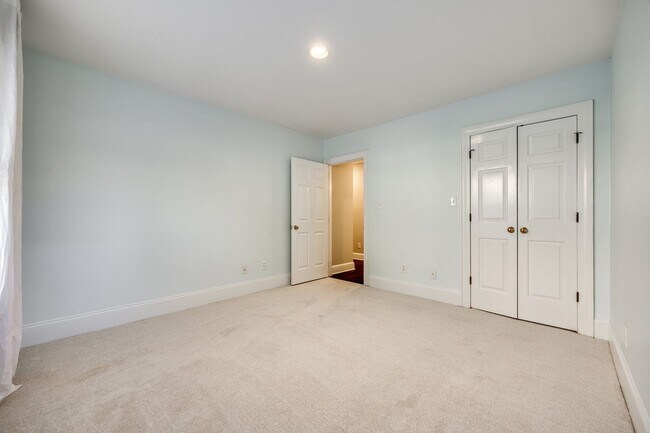 Building Photo - Hard to find Myers Park 2 bed 2 bath 1st floor Gem!