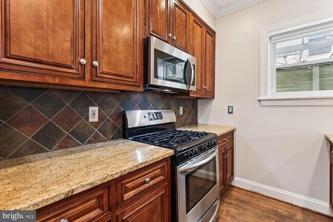 Building Photo - 1116 C St NE