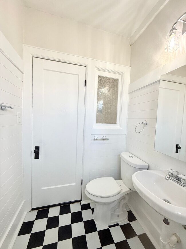 Building Photo - Unique Studio w/ Hardwoods in Small 1920's Complex