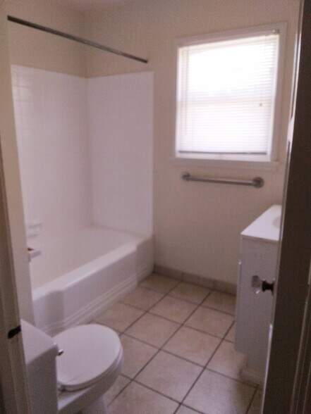 Bathroom - 1309 N Screenland Dr