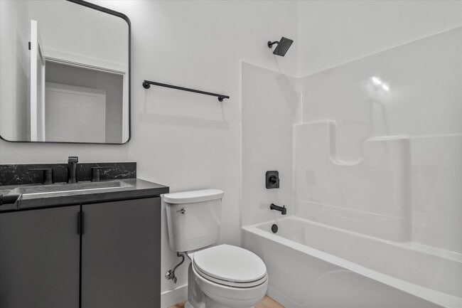 Building Photo - 308 Oak St