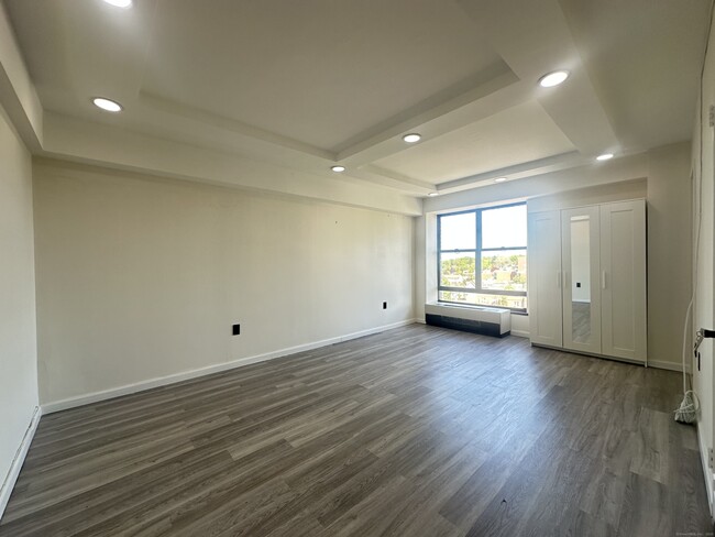 Building Photo - 44 Strawberry Hill Ave