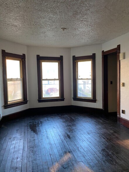 Building Photo - 709 Highland St
