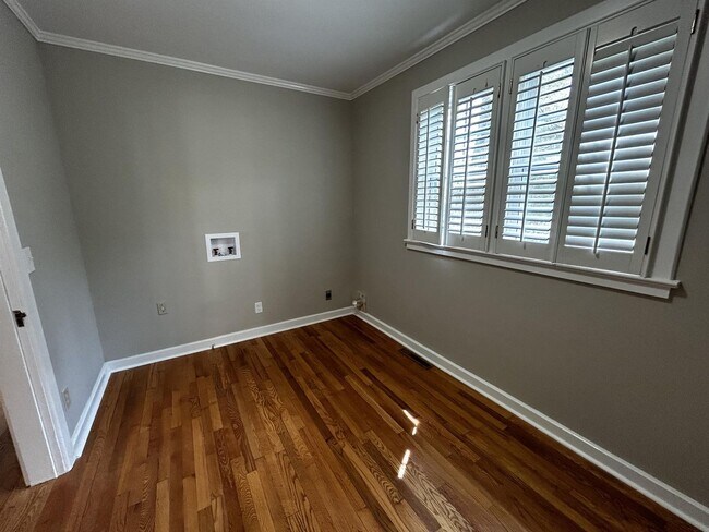 Building Photo - 101 E Lewis Rd