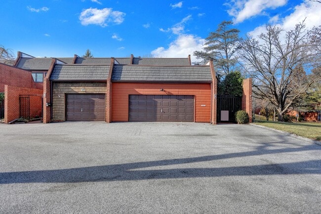 Building Photo - AMAZING SPACIOUS END UNIT TOWNHOUSE IN PRIME LOCATION