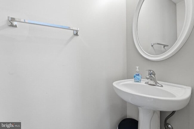 Building Photo - 2109 Bristol Dr