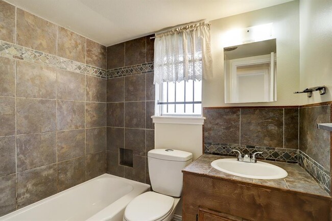 Full Bathroom - 6223 Hesta Ln