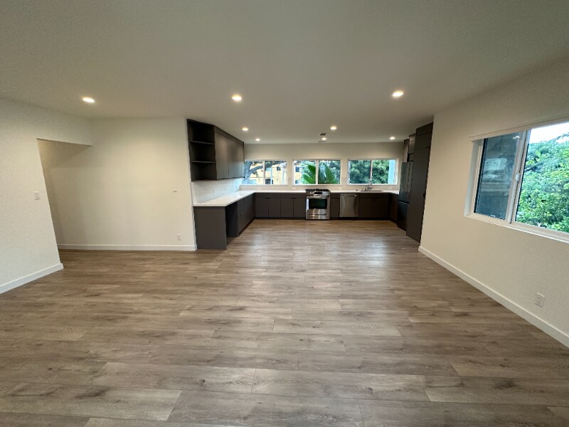 Building Photo - 2021 Beachwood Dr