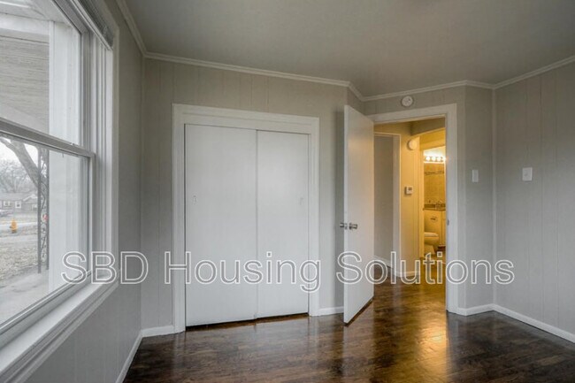 Building Photo - 10522 E 10th St S