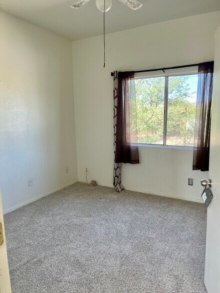 Master bedroom - 3409 N Fontana Ave