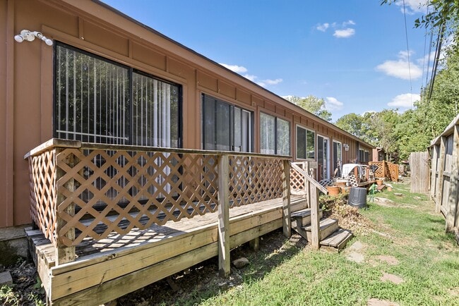 Building Photo - 3923 Old Oaks Dr
