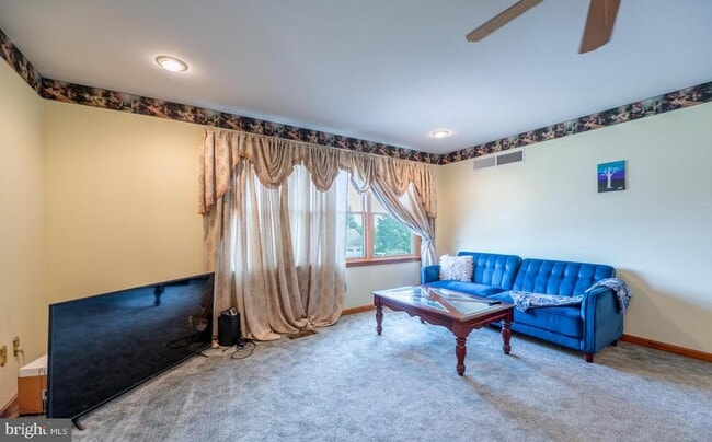 Building Photo - 211 Caravan Dr